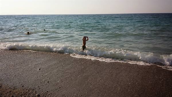 The evening bath, between foam and where? sea colour.