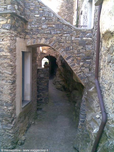 Stone arch over an alley between old stone houses