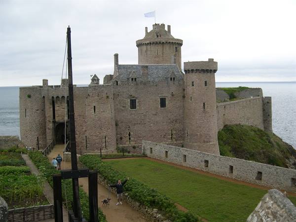 THE FORTRESS OF FORT LA LATTE SHEER ABOVE THE SEA (BRITTANY)