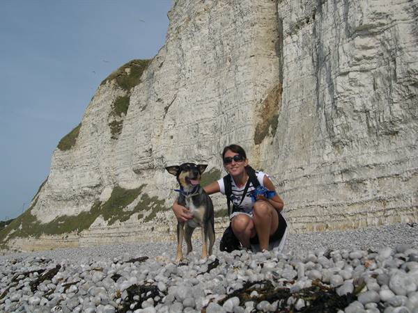 VALENTINA AND LUCKY ON THE BEACH AT FECAMP (UPPER NORMANDY)