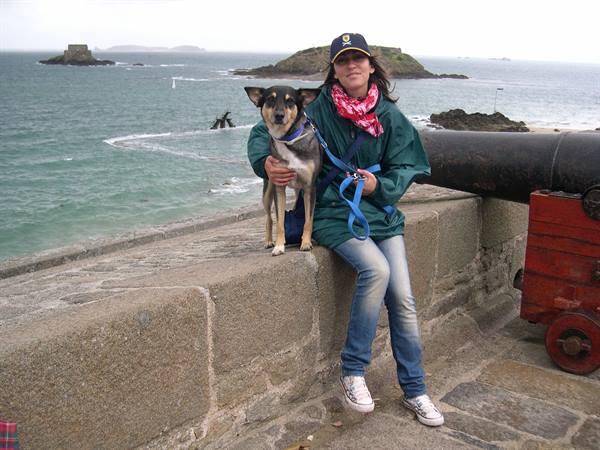 VALENTINA AND LUCKY ALONG THE WALLS OF ST.MALO (BRITTANY)