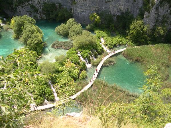 THE FAMOUS BOARDWALKS IN THE PLITVICE LAKES