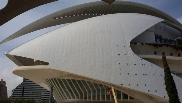 Palau de les Arts in Valencia, white concrete curves by Calatrava