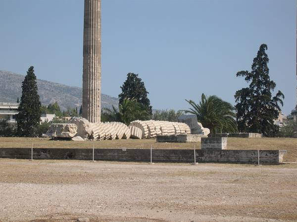 A SECTIONED COLUMN AT THE ENTRANCE OF THE ARCHAEOLOGICAL AREA