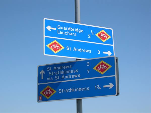 Blue cycle route signs pointing to St Andrews and Guardbridge