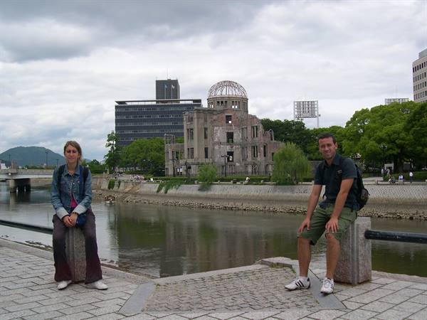 CLAUDIO, VALE AND IN THE BACKGROUND THE SYMBOL BUILDING OF THE CITY OF HIROSHIMA