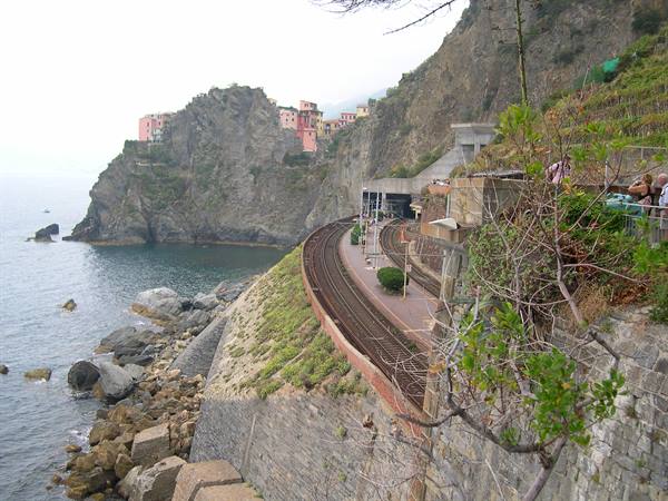 THE RAILWAY THAT LINKS THE VILLAGES OF THE CINQUE TERRE