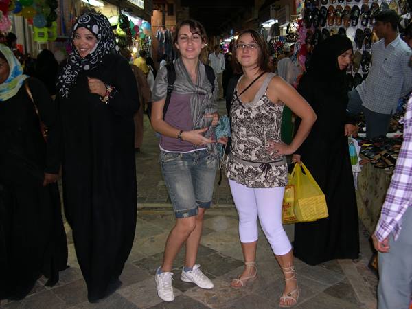 VALE AND CONSU AND THE OMANI WOMEN AT THE ARAB MARKET