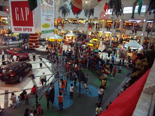 Manila - The shopping mall: the favorite leisure spot of Filipinos