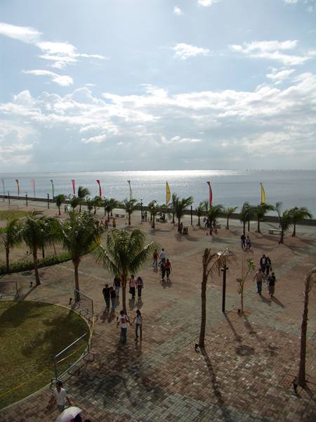 Manila - The waterfront at Mall of Asia: deserted when the sun is out....