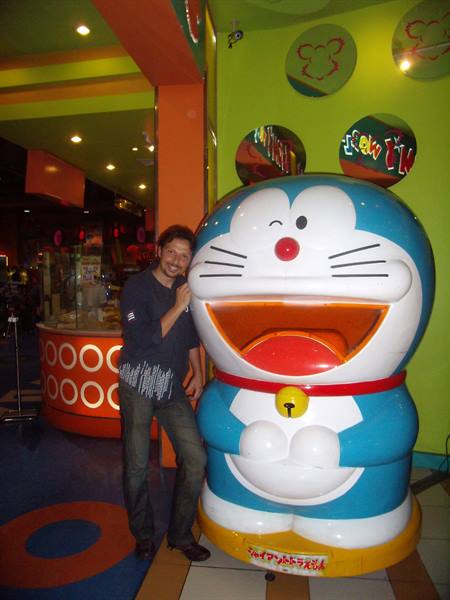 Manila - ..I met a cat, with a pocket on his belly, where everything is inside: it's Doraemon!
