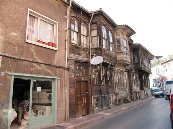 18 Old wooden houses