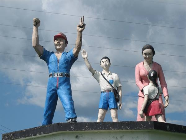 Indonesian statue of the right family