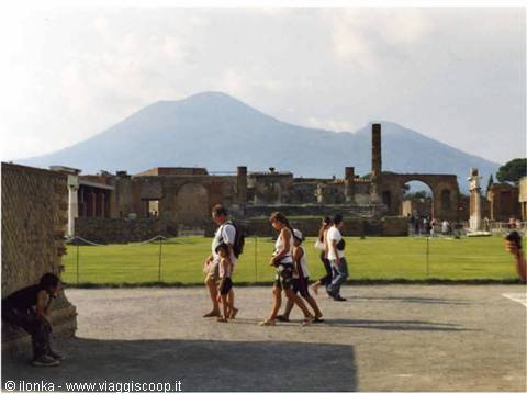 pompeii...vesuvius threatens the city