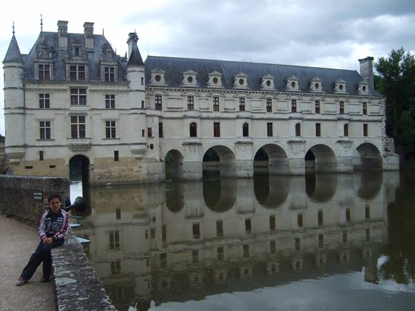 Tommy in front of Chenonceau Castle