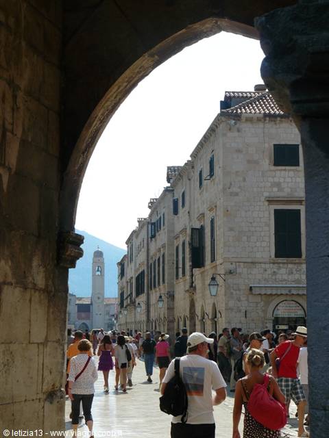 DUBROVNIK - Glimpse of the Stradun