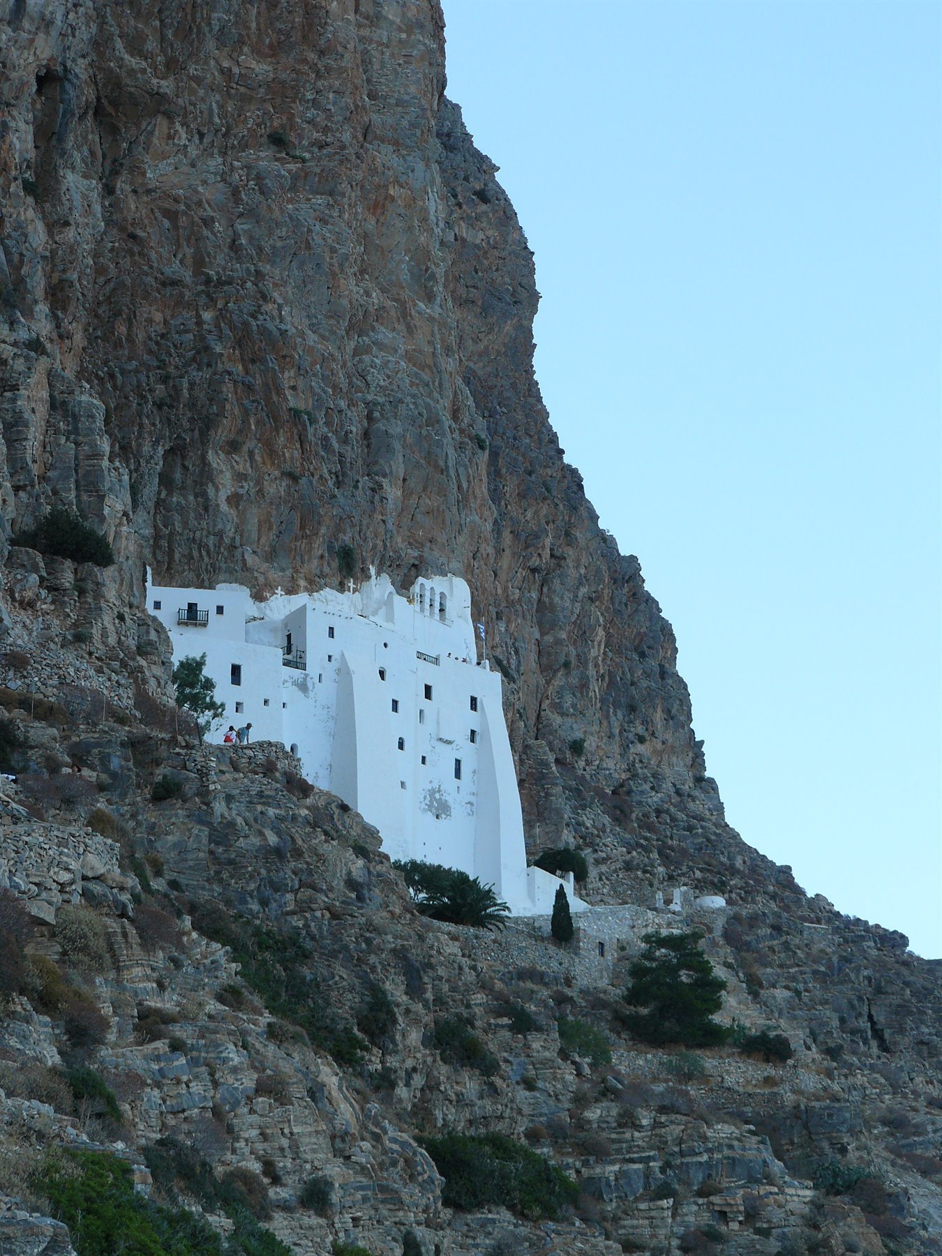 Monastero bianco di Hozoviotissa incastonato nella scogliera rocciosa di Amorgos