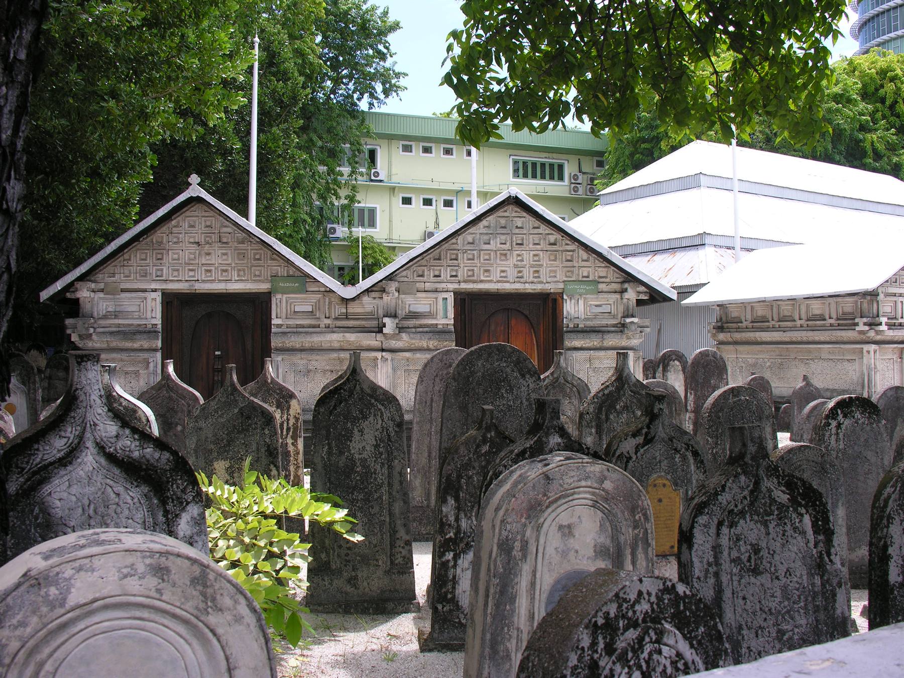 Cimitero musulmano con lapidi coraniche in pietra e tombe coperte a Male