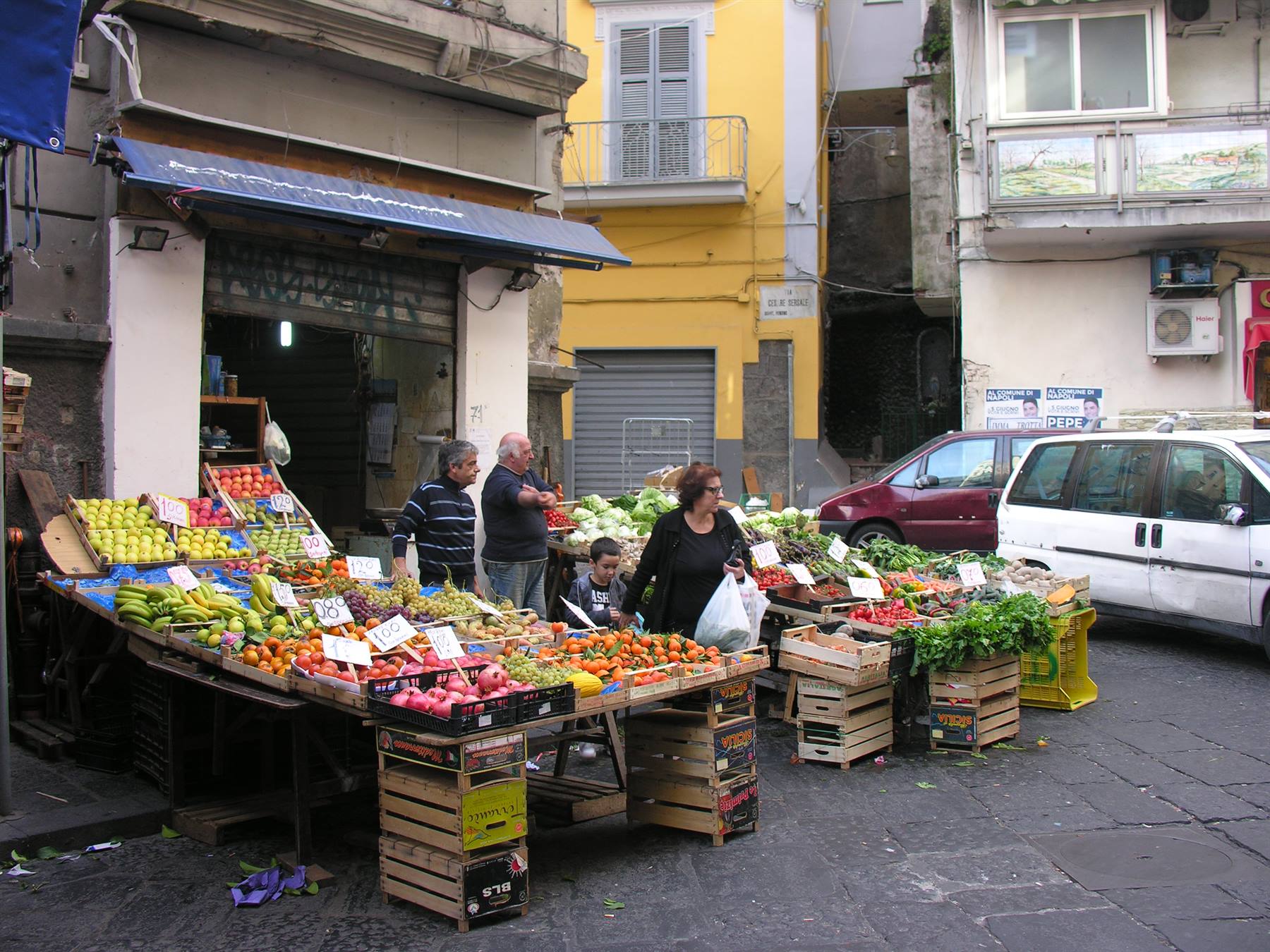 A spasso per Napoli...la spesa di una volta
