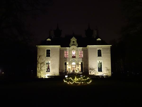 Poelgeest Castle by night