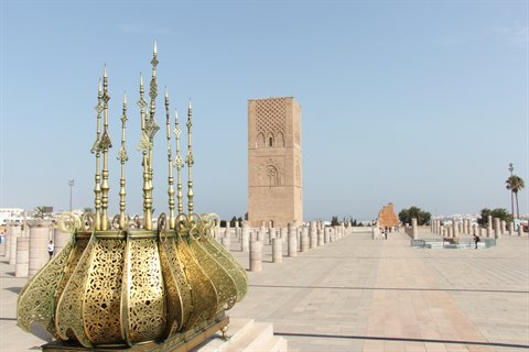 Lampada in ottone traforato davanti alla torre Hassan a Rabat