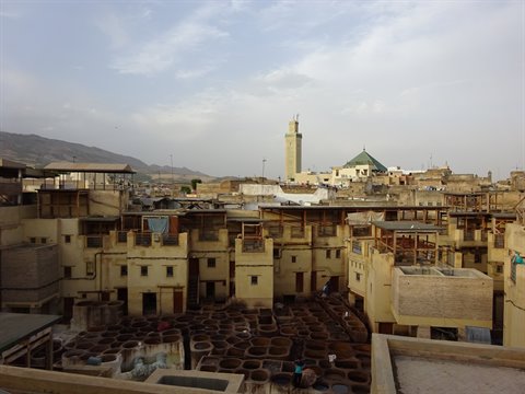 Le concerie di Fes sotto il cielo nuvoloso, col minareto della moschea