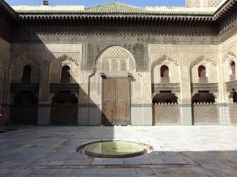 Cortile con fontana e intarsi di zellige, medersa Bou Inania, Fes