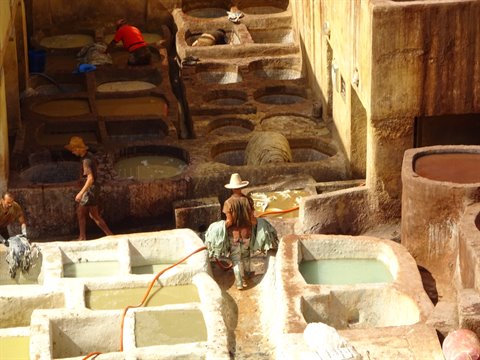 Fes, concia: operai tra vasche di pietra piene di coloranti