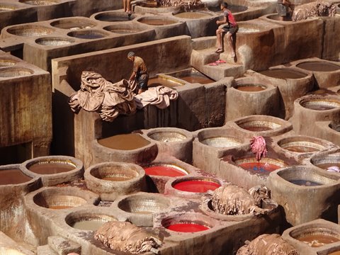 Fes, conceria Chouara: operai tra vasche di pietra piene di coloranti