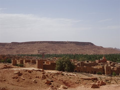 Villaggi di terra cruda ai piedi dell'altopiano, palmeraie a Tinghir