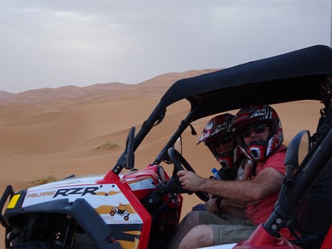 In casco sul buggy Polaris RZR tra le dune di Merzouga