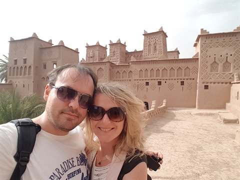 Noi due in selfie davanti ai ramparti in terra di Ait Ben Haddou