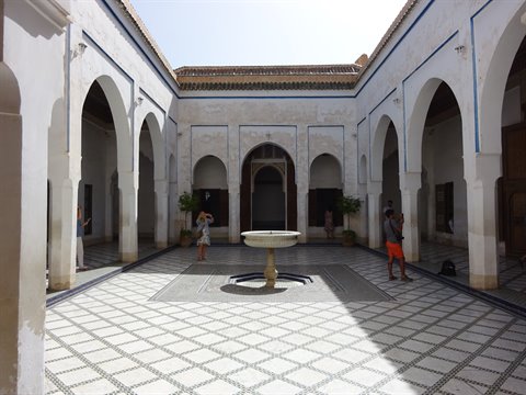 Cortile con fontana in marmo e archi bianchi, Bahia, Marrakech