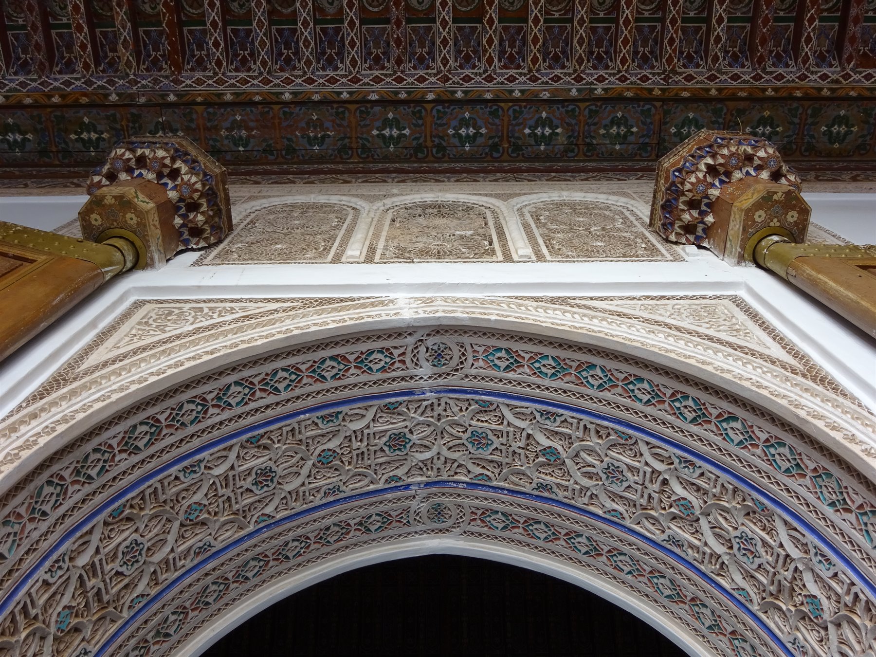 Arco di stucco intagliato e travi dipinte nel palazzo, Fes