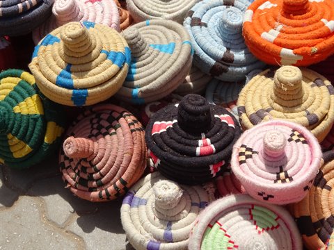 Cappelli di paglia colorati impilati alla luce del sole