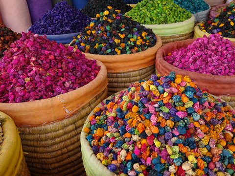 Cesti di paglia pieni di fiori secchi colorati al souk di Fes