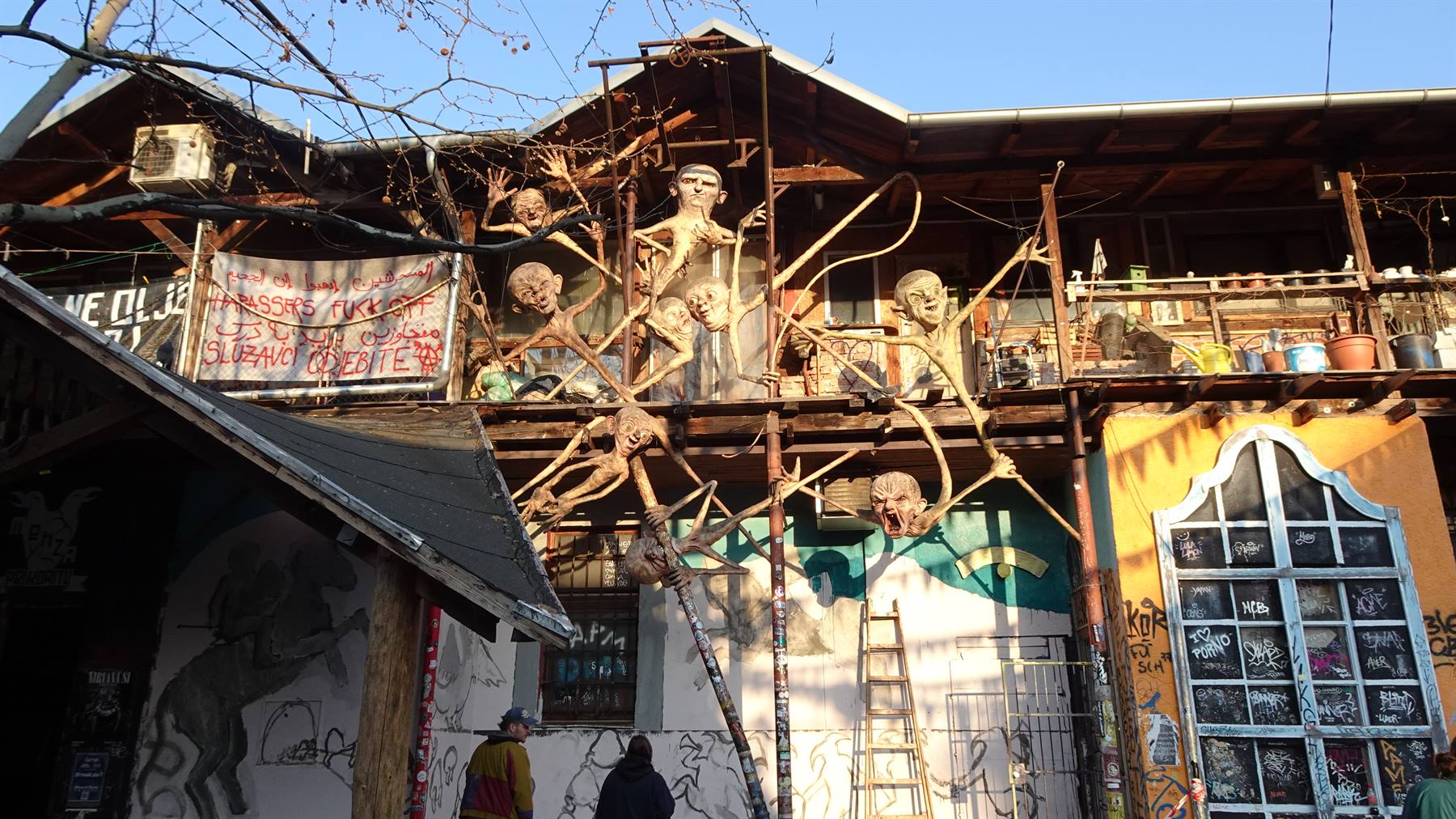 Sculture scheletriche in metallo sulla facciata del centro culturale Metelkova a Lubiana
