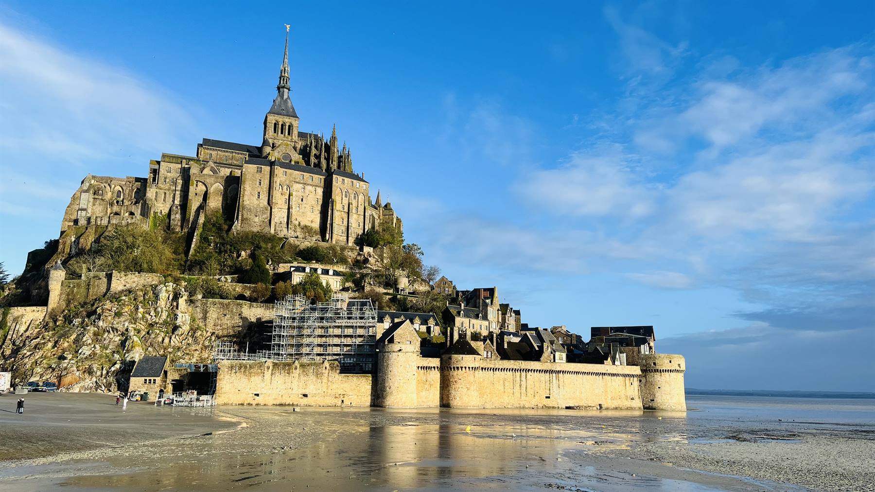 Il Mont-Saint-Michel emerge dalla marea: un sogno finalmente davanti a noi.