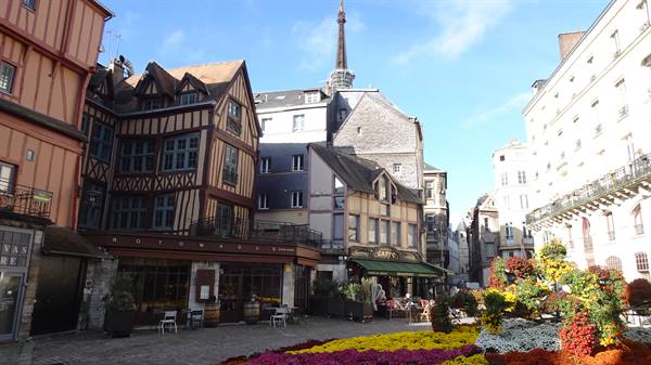 A café under the half-timbered houses, colourful flowers: Rouen welcomes us warmly.