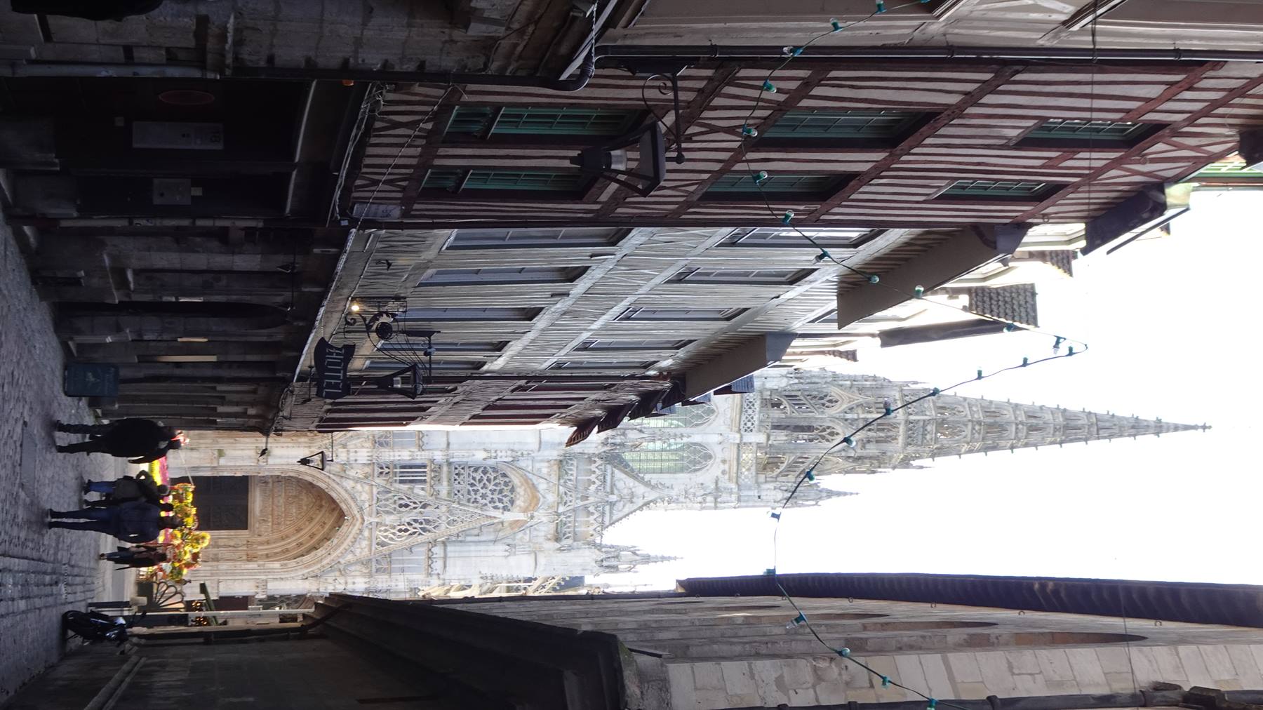 Case a graticcio e guglia gotica della cattedrale di Rouen tra vicoli pedonali