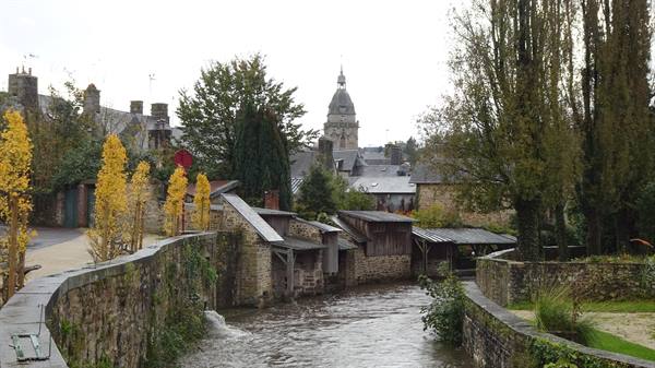 A silent river, old wash-houses and a golden autumn.
