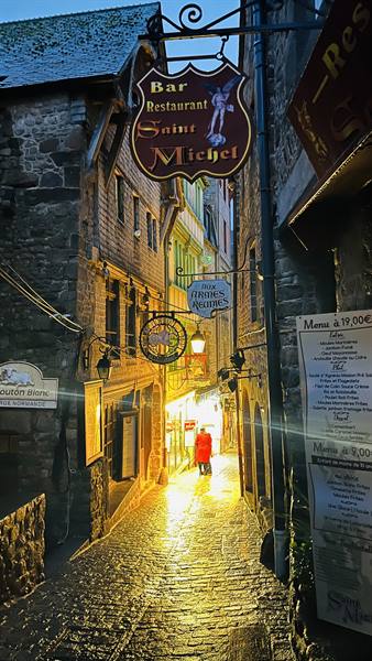 An alley soaked in rain and golden light: a magical evening at Mont Saint-Michel.
