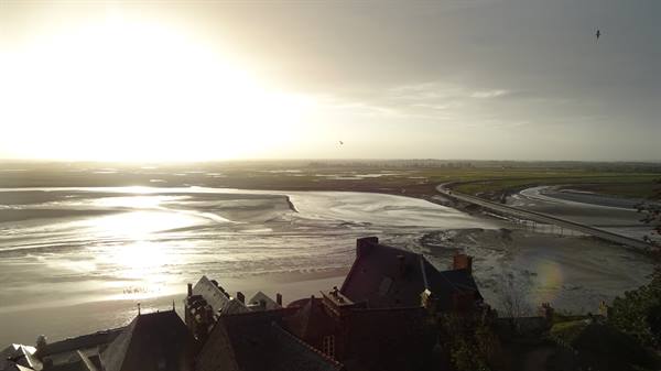 The sun sets over the bay: the tide writes the last page of today.