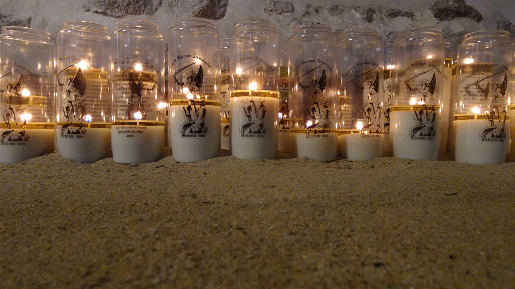 Candele accese per i nostri desideri: un momento di luce rubato al viaggio.