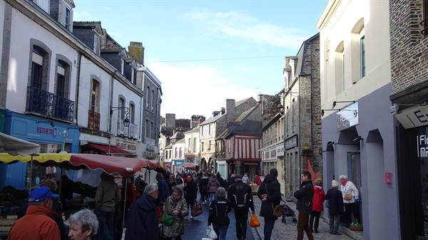 A walk among the market stalls, an ordinary Saturday full of life.