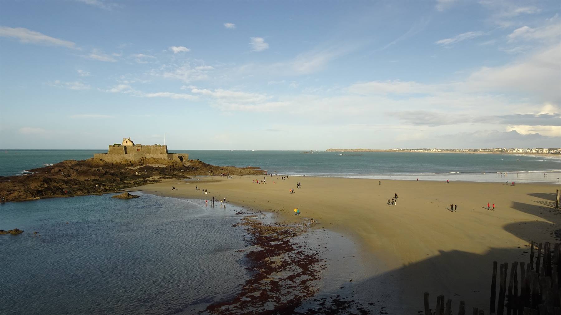Il Fort National su scoglio di roccia, marea bassa sulla spiaggia di Saint-Malo