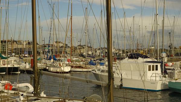 Among masts of swaying boats, the harbour welcomes us with open arms.