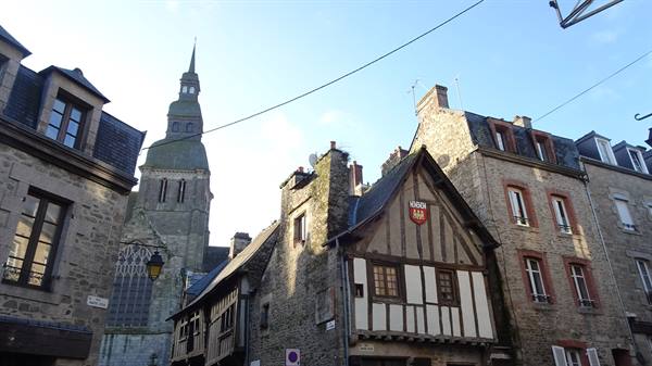 Stone alleys and ancient façades: Brittany embraces you slowly.