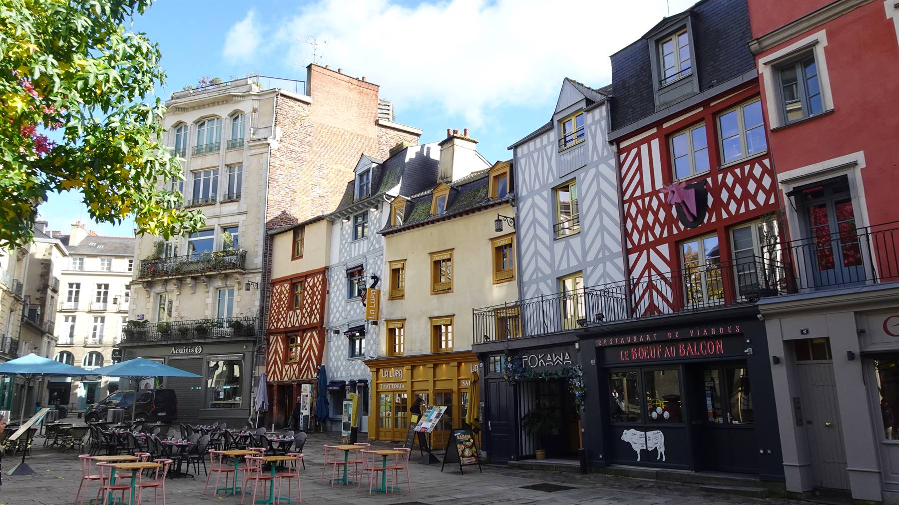 Case a graticcio colorate su piazza con tavolini dei caffè a Rennes