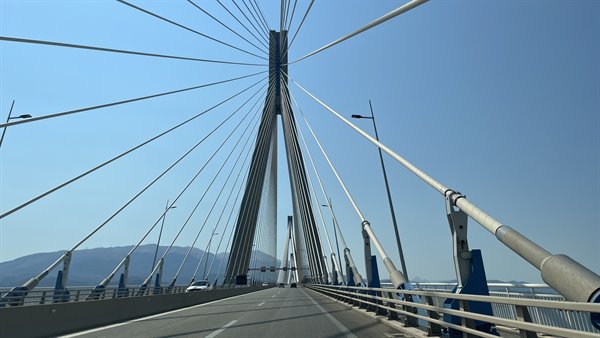 Crossing the great bridge, the blue sky accompanies us towards new adventures.